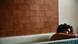 Junge Frau liegt in der Badewanne. Junge Frau liegt in der Badewanne.