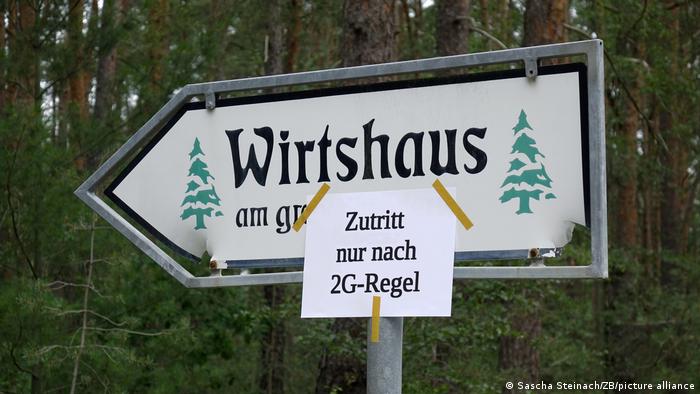 Deutschland | Hinweis auf die 2G Regel an einem Wirtshaus-Schild