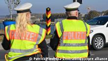Eine Beamtin und ein Beamter der Bundespolizei stehen am deutsch-polnischen Grenzübergang Stadtbrücke in Frankfurt (Oder) und überwachen den Einreiseverkehr. In Brandenburg und Sachsen füllen sich die Aufnahmeeinrichtungen mit Menschen, die aus Irak, Syrien oder Afghanistan über Belarus, Polen und das Baltikum nach Deutschland kommen.