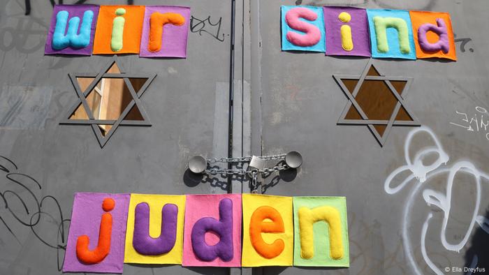 In bunten Filzbuchstaben steht buchstabiert: Wir sind Juden