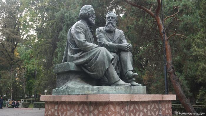 A sculpture depicting Marx and Engels talking together.