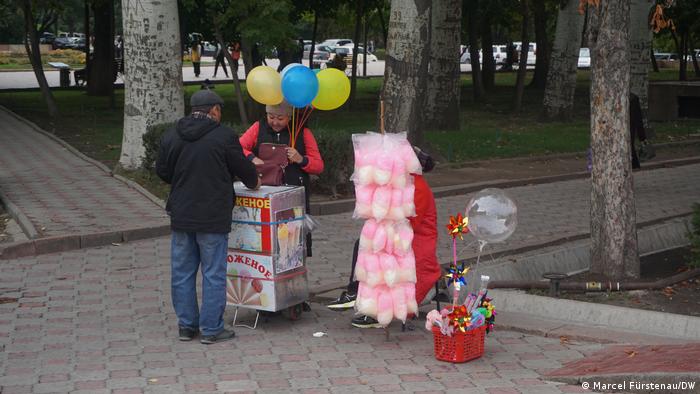 Балони, играчки, лимонада и шоколад - мнозина в Киргизстан се опитват да свързват двата края чрез продажбата на тези артикули. Тъй като в страната има твърде малко промишленост и работни места, над един милион киргизи са заминали на работа в чужбина.