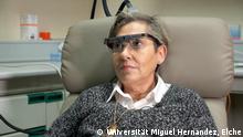 Das Bild zeigt Berna Gomez, eine Frau, die im Alter von 42 Jahren erblindet ist. Sie meldete sich freiwillig, um sich ein Gerät implantieren zu lassen, das ihr Sehvermögen wiederherstellt könnte. Bildnachweis: Universität Miguel Hernández, Elche. Spanien