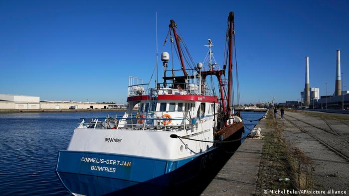 Frankreich | festgesetztes Britisches Fischerboot im Hafen Le Havre