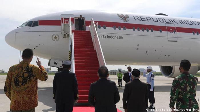 Presiden Joko Widodo lepas landas dari Bandara Soekarno-Hatta dengan menggunakan pesawat Garuda Indonesia (GIA-1), Jumat (29/10)