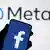 Foto de una pantalla de celular con el logo de Facebook sobre el logo de Meta en una imagen de archivo.