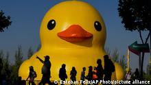 Pato gigante de goma amarillo del artista Florentijn Hofman en Santiago de Chile.