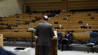 Ο Κρίστιαν Σμιτ στο κοινοβούλιο της Βοσνίας-Ερζεγοβίνης τέλος Οκτωβρίου. Μιλά μπροστά σε άδεια καθίσματα