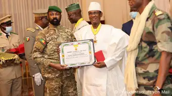 Le Premier ministre malien Choguel Maïga élevé au rang de Commandeur de l'Ordre national du Mali (Archives - Bamako, 28.10.2021)