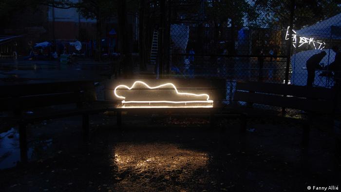 Eine Neonskulptur aus dem Jahr 2011 der Künstlerin Fanny Allié: EIne menschliche Figur liegt auf einer Bank.