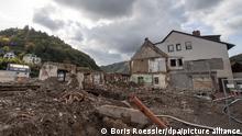 13.10.2021
Ein zerstörter Gasthof am Ufer der Ahr in Dernau drei Monate nach der Flutkatastrophe vom Juli. Zahlreiche Häuser waren dabei so stark zerstört worden, dass sie abgerissen werden mussten. (zu dpa-Reportage: Drei Monate nach der Flut im Ahrtal: Zukunftssorgen statt Geldsorgen) +++ dpa-Bildfunk +++