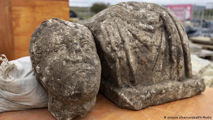 Römische Büsten bei Ausgrabungen in England gefunden.