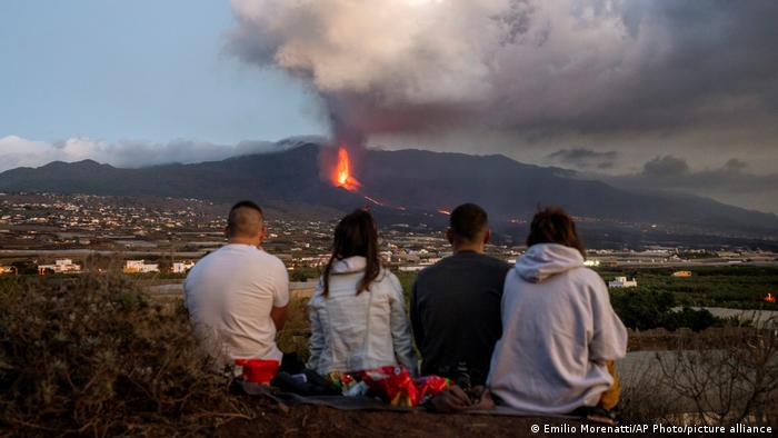 Spanien La Palma | Menschen beobachten den Vulkan 