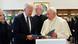 El papa Francisco recibe a Joe Biden, presidente de EE. UU. y a la primera dama, Jill Biden, en el Vaticano. El papa Francisco recibe a Joe Biden, presidente de EE. UU. y a la primera dama, Jill Biden, en el Vaticano.