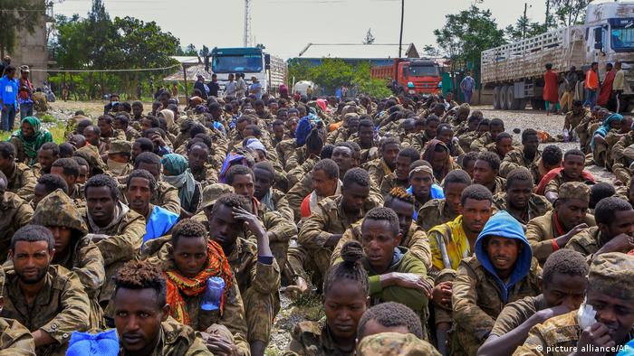 Soldados del Gobierno central etíope, capturados en Mekele, Tigray, Etiopía.
