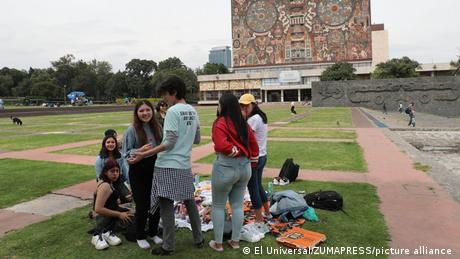 Estudiantes frente a la UNAM, México.