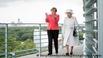 Kraliçe Elizabeth Almanya eski Başbakanı Merkel ile birlikte görülüyor.