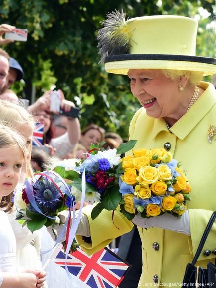 Queen dancing in Ghana: The story behind her iconic visit to save the  Commonwealth