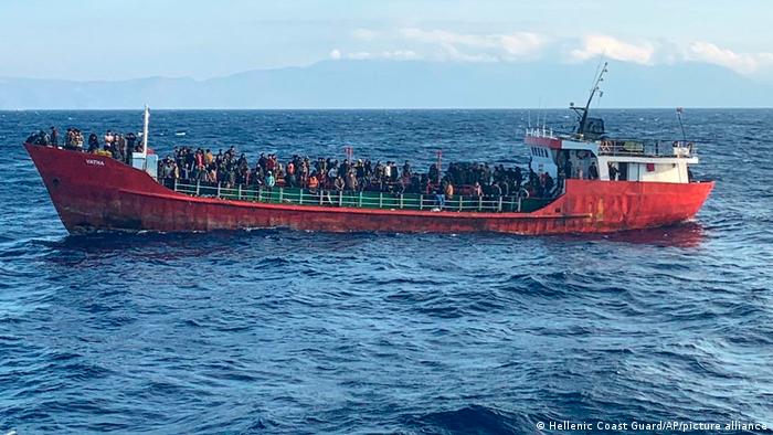 Ambarcaţiune ticsită cu migranţi nord-africani în zona Insulei Creta