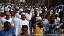 Einige Menschen protestieren Tage nach dem Militärputsch. Das Militär hatte am 25. Oktober in dem Land mit 44 Millionen Einwohnern die Macht übernommen. Der neue Militärmachthaber im Sudan will innerhalb einer Woche einen neuen Regierungschef ernennen. +++ dpa-Bildfunk +++