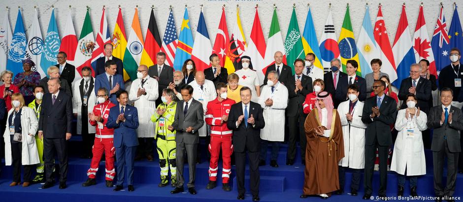 Líderes do G20 ao lado de agentes de serviços de sáude, durante uma homenagem aos trabalhadores que lidaram com a pandemia