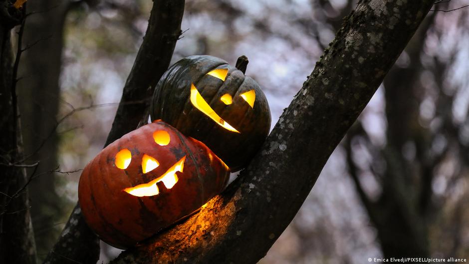 Germany news: Nearly three-quarters of Germans unlikely to celebrate Halloween. Meanwhile, parties debate who should succeed President Steinmeier