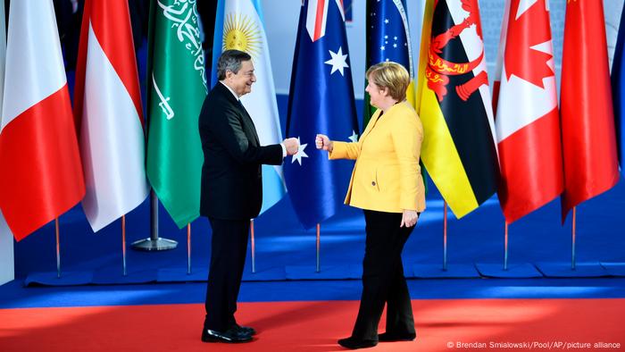 G20'ye ev sahipliği eden İtalya'nın Başbakanı Mario Draghi ve Almanya Başbakanı Angela Merkel 