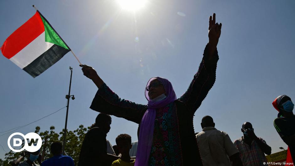 Sudan: Police fire tear gas as anti-coup strikes start | DW | 07.11.2021