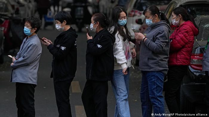 China | Coronavirus | Warteschlange vor einem Testzentrum in Peking