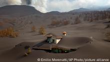 30.10.2021
A house is covered by ash from a volcano as it continues to erupt on the Canary island of La Palma, Spain, Saturday, Oct. 30, 2021. An erupting volcano in the Spanish island of La Palma continued to emit vast amounts of magma, gases and ash on Saturday, after days of intense seismic activity and more than five weeks since it erupted. (AP Photo/Emilio Morenatti)