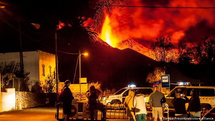 Местные жители наблюдают за извержением вулкана 