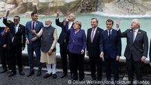 31.10.2021
Pedro Sánchez (l-r), Ministerpräsident von Spanien, Narendra Modi, Premierminister von Indien, Scott Morrison (l), Premierminister von Australien, Angela Merkel (CDU), geschäftsführende Bundeskanzlerin, Mario Draghi, Premierminister von Italien, Emmanuel Macron, Präsident von Frankreich, und Boris Johnson, Premierminister von Großbritannien, werfen Münzen in den Trevi-Brunnen während ihres Besuchs des berühmten Brunnens am Rande des G20-Gipfels. +++ dpa-Bildfunk +++