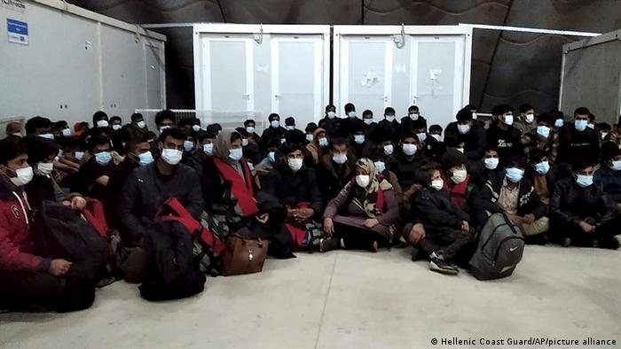 Griechenland Kos | Migranten von kleinem Transportschiff im Aufnahmezentrum