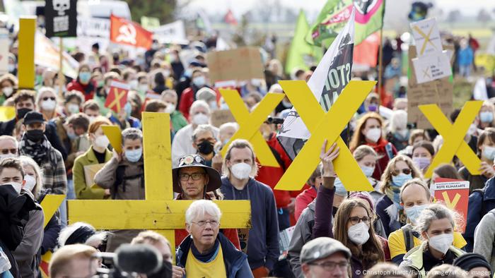 Ein Zug von mehreren hundert Menschen protestiert bei schönem Wetter gegen den Tagebau in Lützerath. Das kleine Dorf an der Kante von Garzweiler soll dem Braunkohleabbau weichen. Die Demonstranten tragen gelbe Kreuze aus Holz mit sich. Einige tragen Corona-Schutzmasken. Ein Zug von mehreren hundert Menschen protestiert bei schönem Wetter gegen den Tagebau in Lützerath. Das kleine Dorf an der Kante von Garzweiler soll dem Braunkohleabbau weichen. Die Demonstranten tragen gelbe Kreuze aus Holz mit sich. Einige tragen Corona-Schutzmasken.