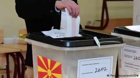 Маж фрла гласачко ливче во избирачка кутија во Македонија