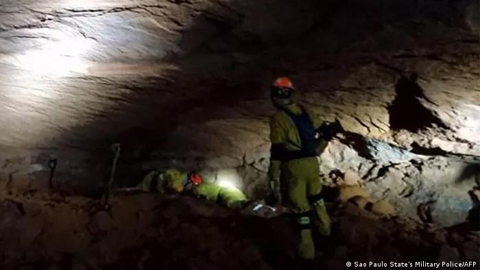 Bombeiros trabalham para resgatar bombeiros civis soterrados em caverna após desabamento em Altinópolis