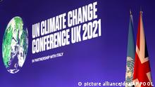 Die Fahnen Großbritanniens und der Vereinten Nationen hängen nebeneinander im Konferenzraum vor der verfahrensmäßigen Eröffnung des UN-Klimagipfels COP26. Der UN-Klimagipfel in Glasgow wird am 31.10.21 offiziell eröffnet, einen Tag bevor Staats- und Regierungschefs aus der ganzen Welt in Schottlands größter Stadt zusammenkommen, um ihre Visionen zur Bewältigung der gemeinsamen Herausforderung der globalen Erderwärmung zu erläutern. +++ dpa-Bildfunk +++
