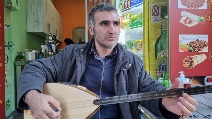 Der Musiker und Filmemacher Sabahattin Toprak lebt als Flüchtling in Thessaloniki