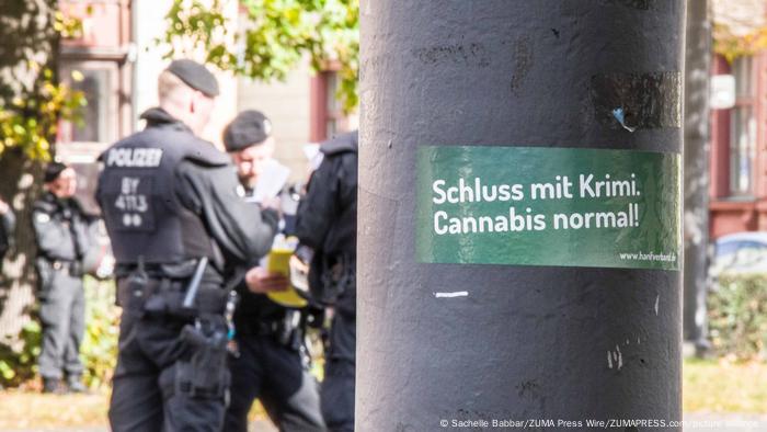 Un autocollant à Munich avec la police derrière lui qui se lit ''stop avec le crime... Cannabis normal'' se référant à une demande de mettre fin à la criminalisation de l'usage du cannabis en Allemagne