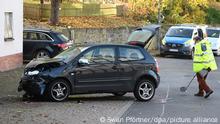 Ein Polizist untersucht hinter einem schwarzen VW Polo vor einer Kindertagesstätte im Ortsteil Gertenbach den Unfallhergang (zu dpa: «Autofahrer soll vorsätzlich in Schülergruppe gefahren sein»). +++ dpa-Bildfunk +++