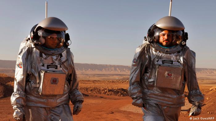 Шест астронаути во пустината Негев во Израел симулираа мисија на Марс. Меѓународниот тим истражуваше во вселенски костуми и беше изолиран во пејзаж кој наликува и има геолошки сличности со оној на Црвената планета.
Астронаутите од Португалија, Шпанија, Германија, Холандија, Австрија и од Израел беа отсечени од светот речиси еден месец. Симулацијата на животот на Марс траеше од 4 до 31 октомври.