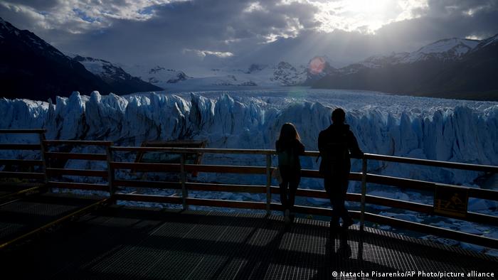 Turistas observan el glaciar Perito Moreno en el Parque Nacional Los Glaciares, cerca de El Calafate, Argentina, el lunes 1 de noviembre de 2021. 