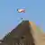 Ägyptischer Fallschirmspringer bei einer Luftsport-Veranstaltung an der Pyramide in Gizeh