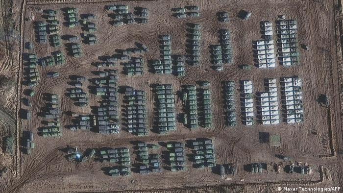 Супутниковий знімок російської військової техніки у Єльні неподалік кордону з Україною від листопада 2021 року
