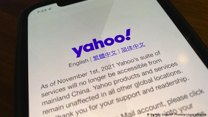 A phone showing a message stating Yahoo's plans to no longer offer its services in mainland China