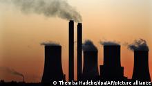 Rauchschwaden (hohe Schornsteine) und Wasserdampf (große Kühltürme) steigen über dem Kohlekraftwerk Lethabo auf. Dutzende Staats- und Regierungschef präsentieren beim UN-Klimagipfel in New York Pläne zum Klimaschutz. (zu dpa «Klimapolitik in anderen Ländern: Alles fürs Klima - oder doch nicht?») +++ dpa-Bildfunk +++