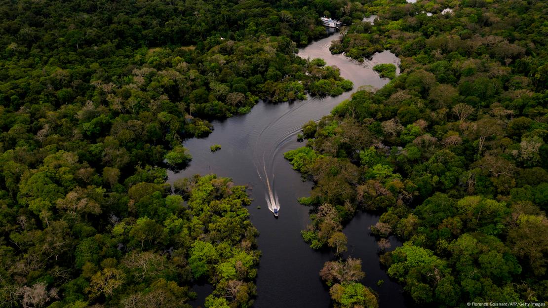 Visão aérea de barco em rio na Amazônia