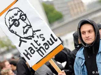柏林反对扎拉青言论的抗议活动，牌上写道“住口”