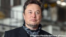 Elon Musk, Tesla-Chef, steht bei einem Pressetermin in der Gießerei der Tesla Gigafactory. In Grünheide bei Berlin sollen ab Ende 2021 die ersten Fahrzeuge vom Band rollen. Das US-Unternehmen will hier jährlich rund 500.000 Exemplare der kompakten Reihen Model 3 und Model Y bauen.