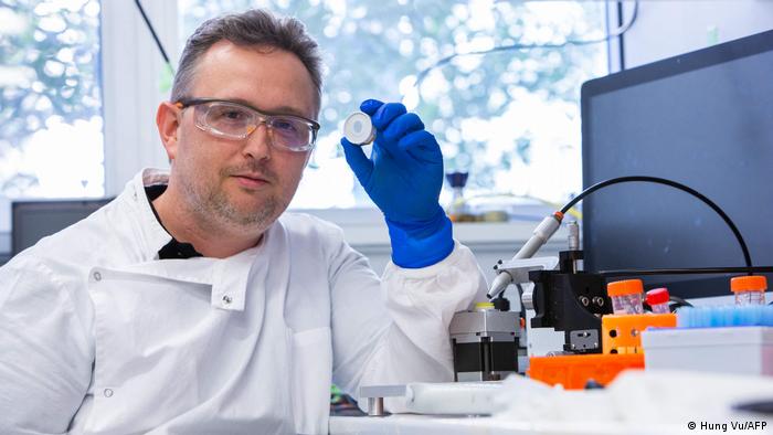 David Muller sostiene un parche cutáneo y su aplicador probado para vacunar contra el COVID-19.